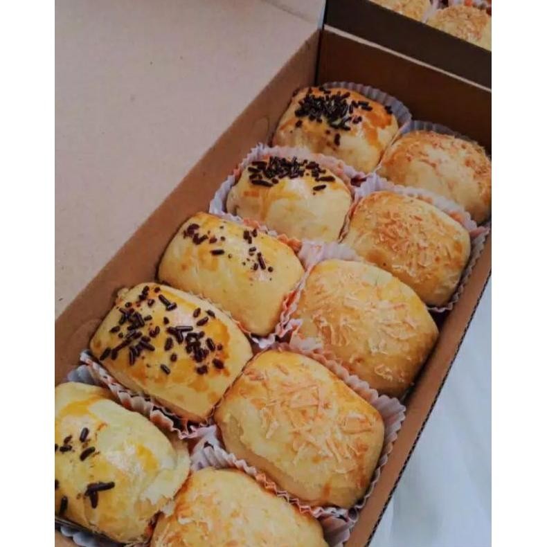 

BOLEN PISANG COKLAT DAN KEJU SUPER MANTUL 10 PCS PER BOX hanya bisa dipesan untuk wil JABODETABEK Nugi