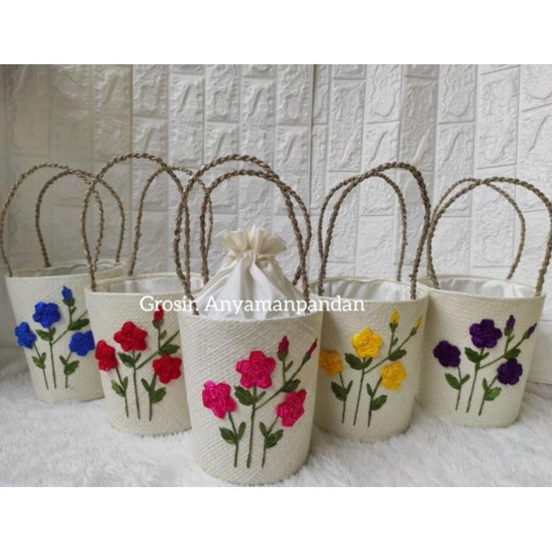 

Tas hampers EMBER PUTIH SULAM BUNGA WARNA hantaran anyaman pandan Parcel goodiebag natal imlek lebaran cny Nugi