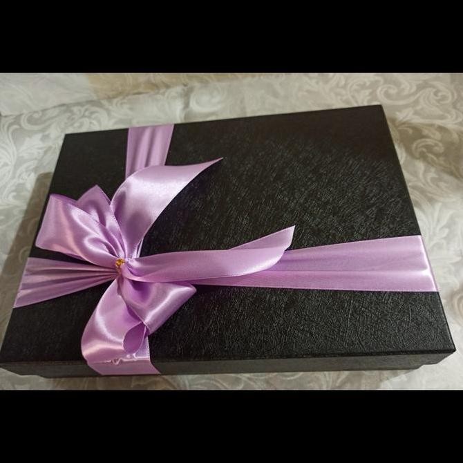 

Produk Baru!! Kotak Kado Pita 34.5x26.5x5.5cm | Hardbox Elegan Hadiah Ulang Tahun