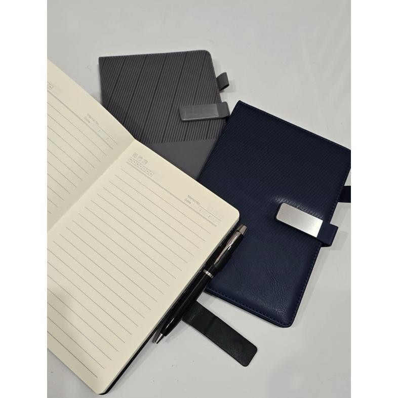 

Kekinian FREE Custom Grafir Nama | Giftset Souvenir Eksklusif Notebook AG A5 Dan Pulpen | Souvenir Mewah Event Perusahaaan Organisasi - Exclusive Giftset Notes !!