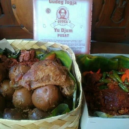 

DMS Gudeg Yu Djum Pusat Paket Gudeg Krecek Telor 5 Butir Divakum Packing Besek