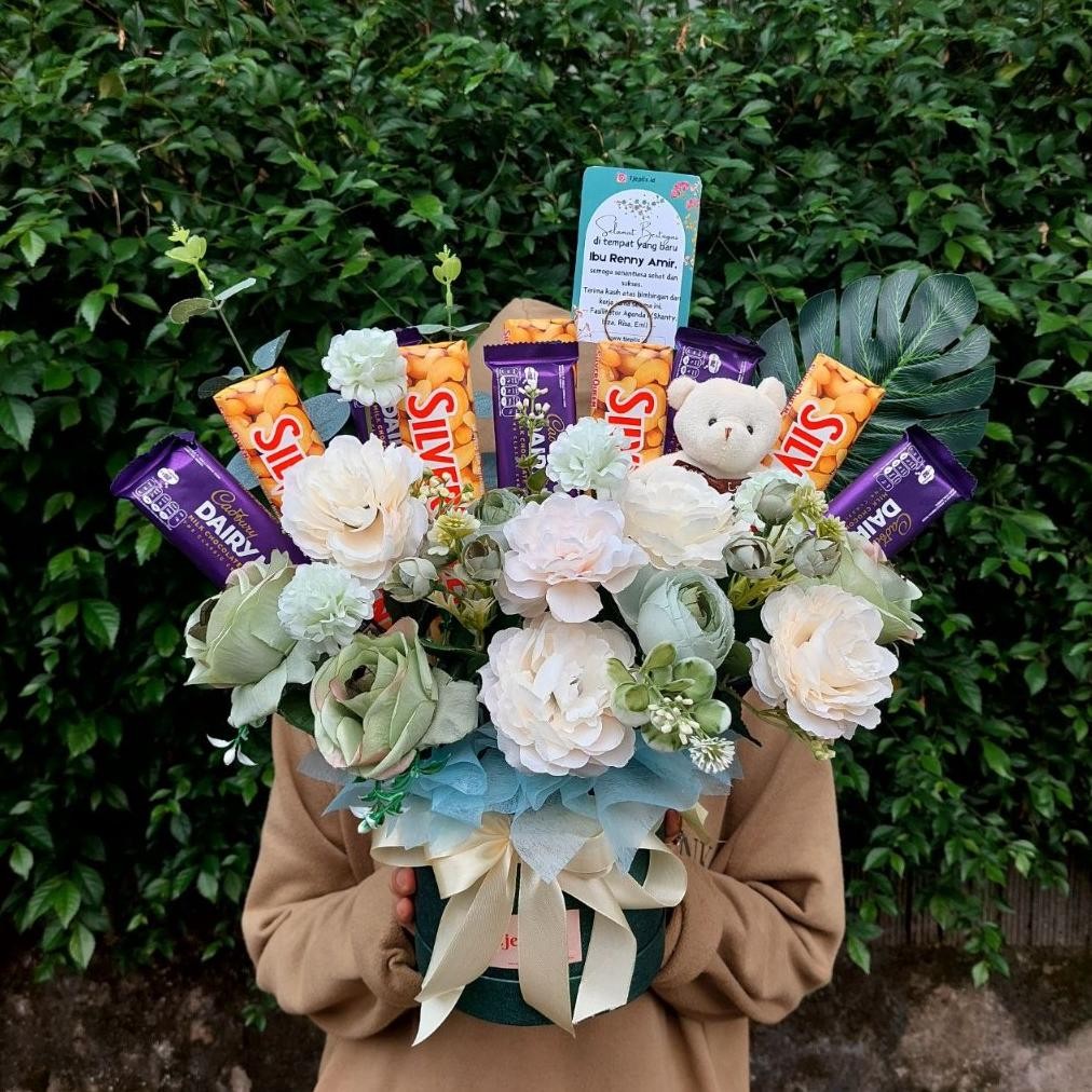 

Buket Bunga Box XL Boneka Mini + 10 Coklat Silverqueen & Cadburry 62 gr