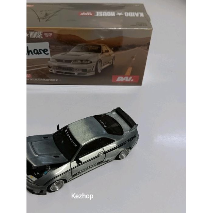 MINI GT KHMG097 CHASE Nissan Skyline GT-R (R33) DAI33 V1