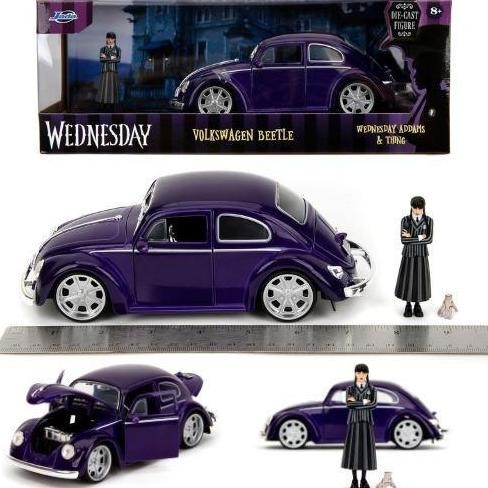 35131 - Jada Toys 1/24 Wednesday 1972 VW Beetle with Wednesday & Thing Figures