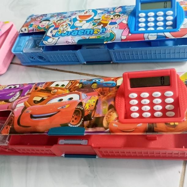 

KOTAK PENSIL MAGNET KALKULATOR +RAUTAN KRAKTER COWOK Nugi