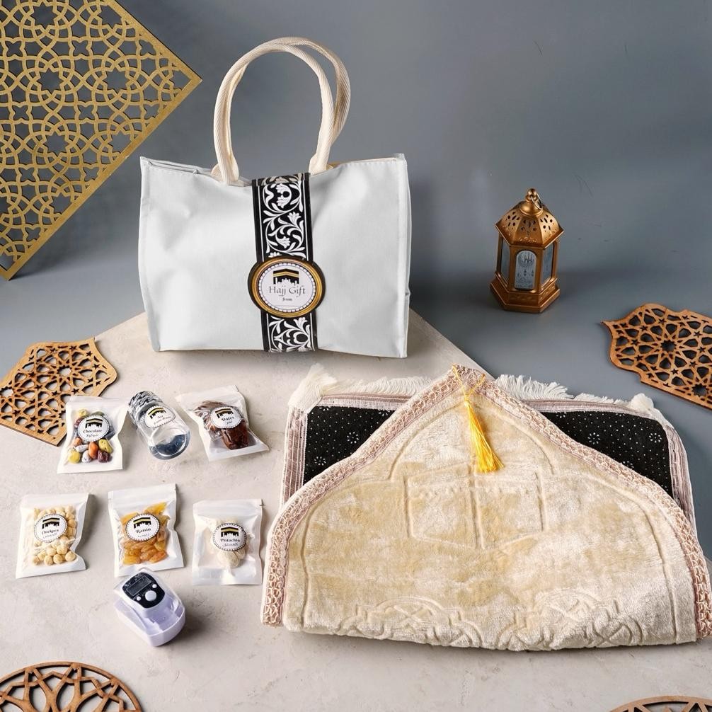 

Oleh Oleh Umroh Hampers Haji Arab Saudi Souvenir Bingkisan Sajadah Tebal Premium Hajj Gift Tas Unik aSt