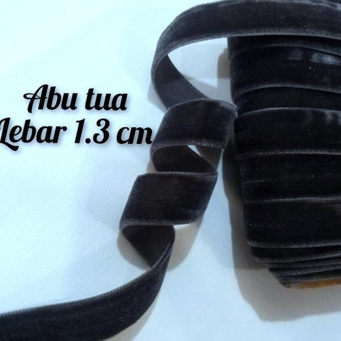 

Baru Pita Bludru Velvet Abu Tua Lebar 1.3cm Roll 15 Meter Untuk Kado Eksklusif