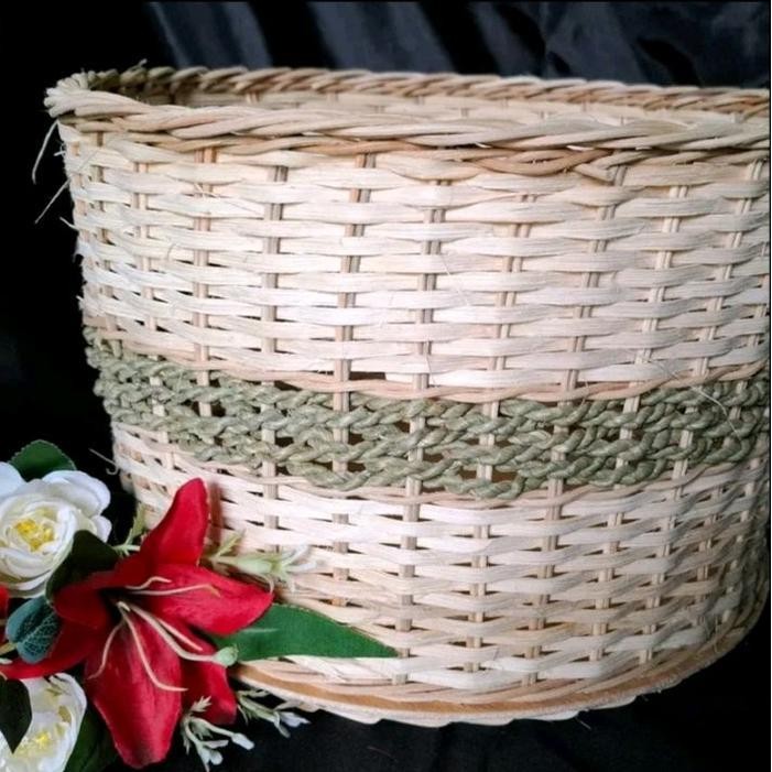 

IX keranjang bedcover rotan mix anyaman pandan, size diameter 30 cm, tinggi 20cm,