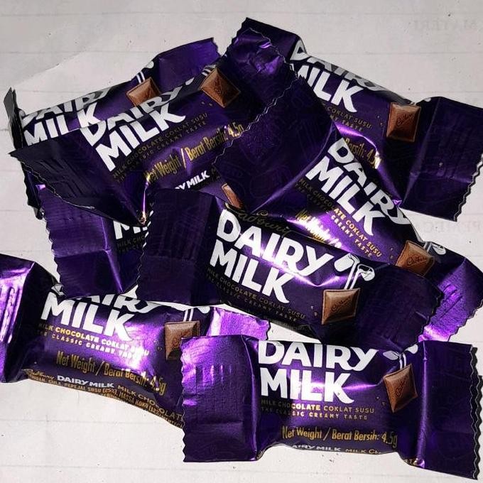 

cadbury dairy milk 1 toples 405 gram/ Cemilan-Camilan Cokelat susu toples 80-90 pcs