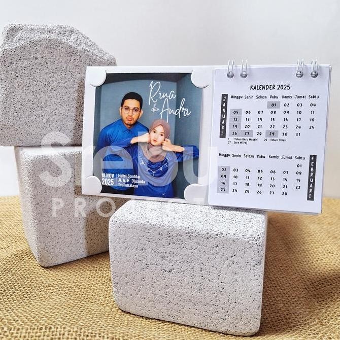 

(Isi 50 Pcs) Souvenir Kalender Duduk Bingkai Foto 2026 Size M | Custom Plastik Note Co