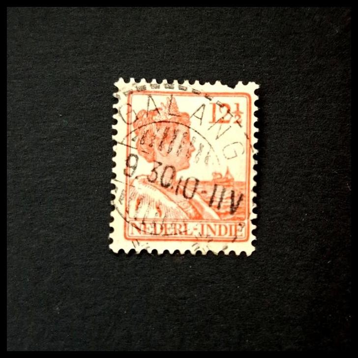 

TERBARU PRANGKO NED INDIE 1930. RATU WILHELMINA 12 CENT DENGAN LANGEBALKATEMPEL/ LONG BAR CANCELLATION, GALANG (DI SUMATRA) AGAK LANGKA