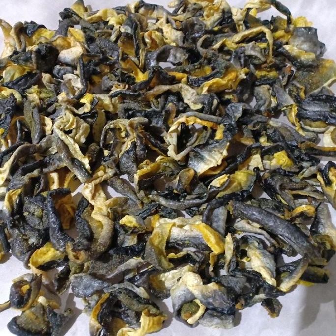 

kerupuk kulit ikan setengah matang/harus digoreng lagi Krupuk Asin Cemilan (berat 200gr)