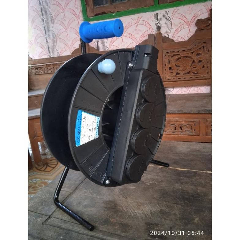Gulungan kabel listrik stop kontak outdoor DiM