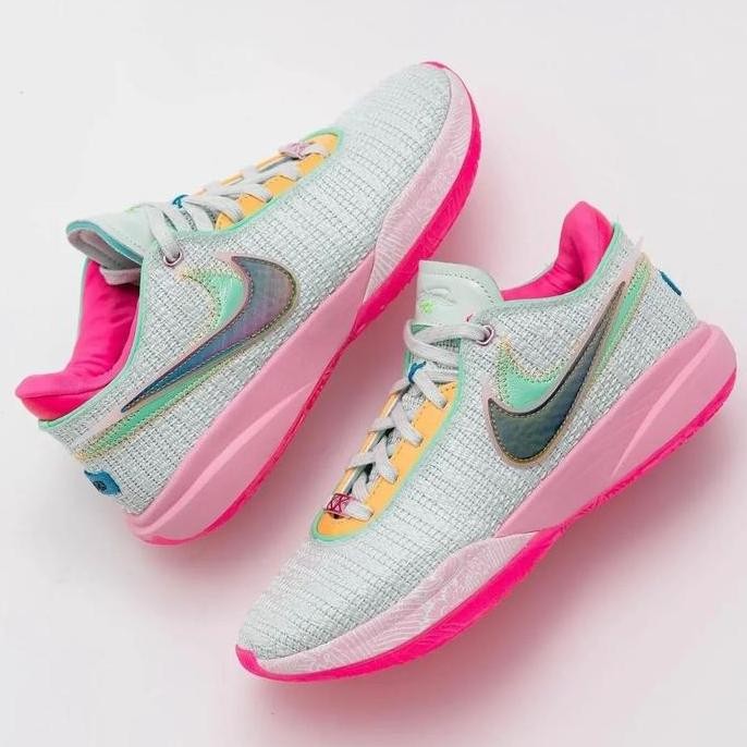 Sepatu Lebron 20 Time Machine