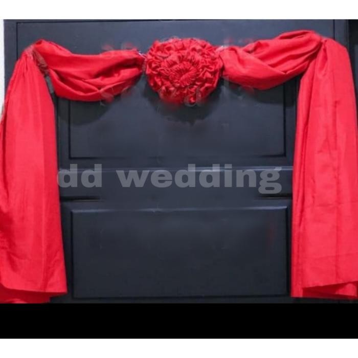 kain merah pintu wedding