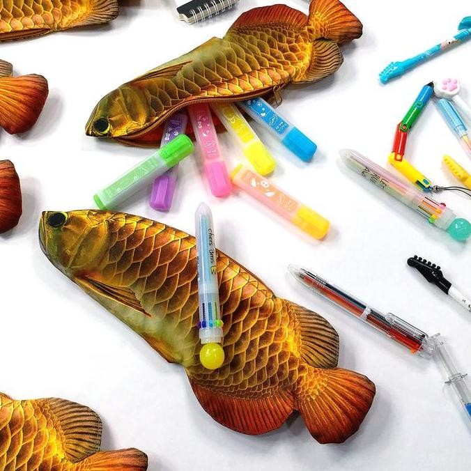 

Tempat Pensil Shrelo Ikan Arwana Keemasan Untuk Penggemar Ikan Hias Arowana Kreasi Lokal Indonesia