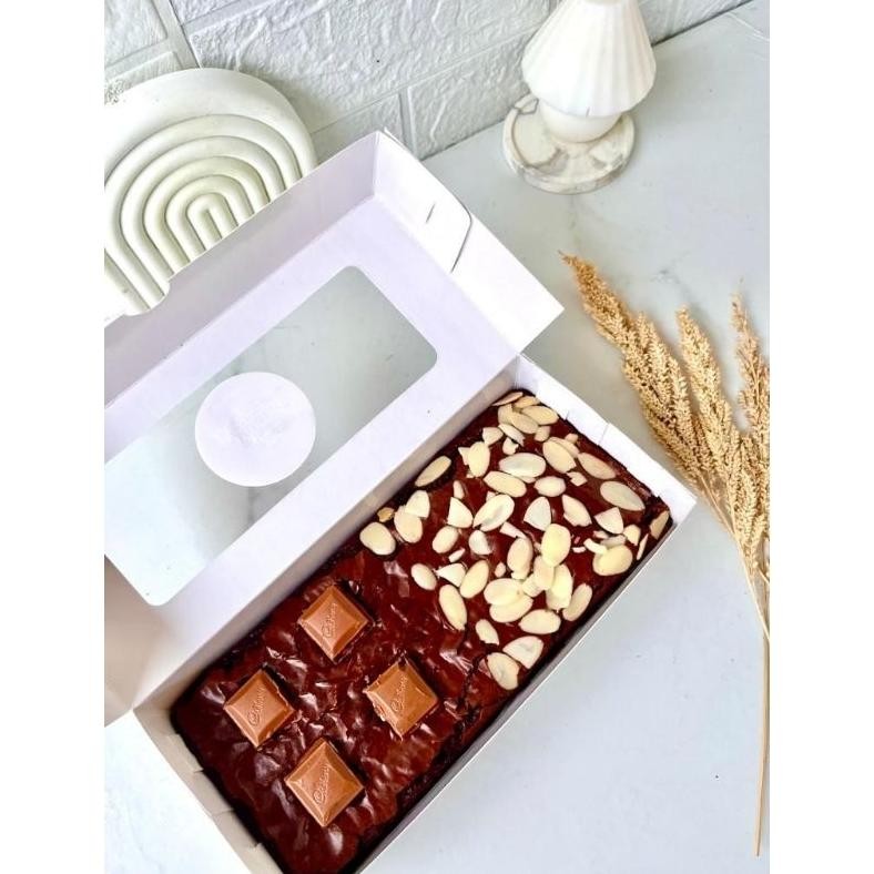 

Fudgy Brownies Premium / Dark Chocolate ( 22x10cm ) / Brownies Panggang / Brownies Ekonomis Nugi