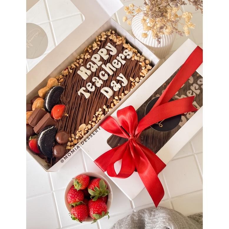 

Fudgy Brownies Hias Strawberry (size 22x10) / Hampers Birthday Gift / Hampers hari ibu Brownies Custom Tulisan Nugi