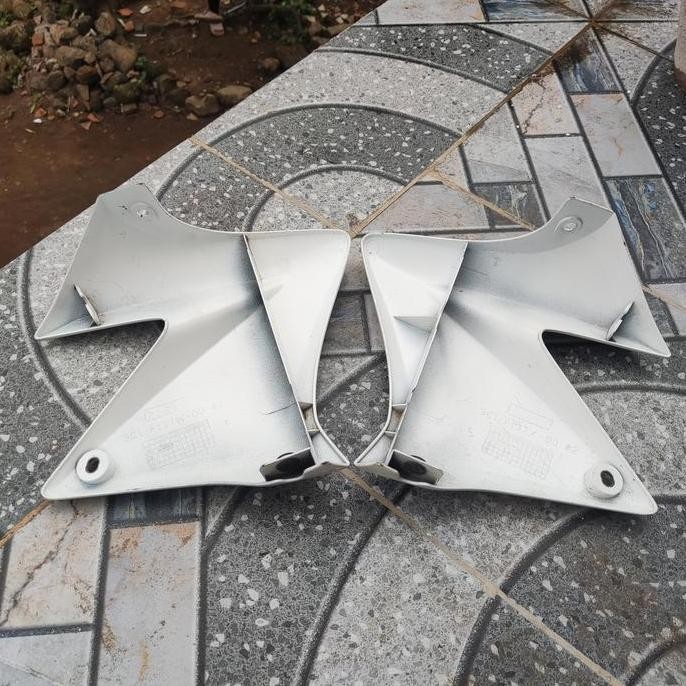 ready  cover sayap bawah kupingan tangki vixion old lama ori original putih