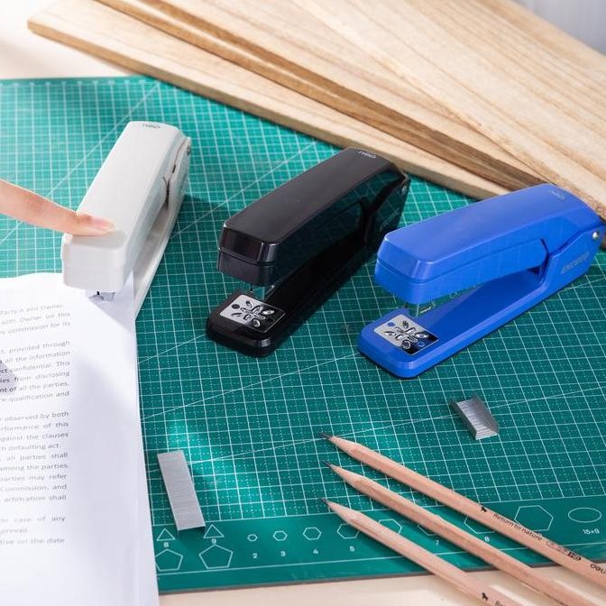 

Deli Stapler 25 Lembar, Dapat Diputar 3 Arah, Setengah Strip E0434 - Alat, Kantor Logam Stationery