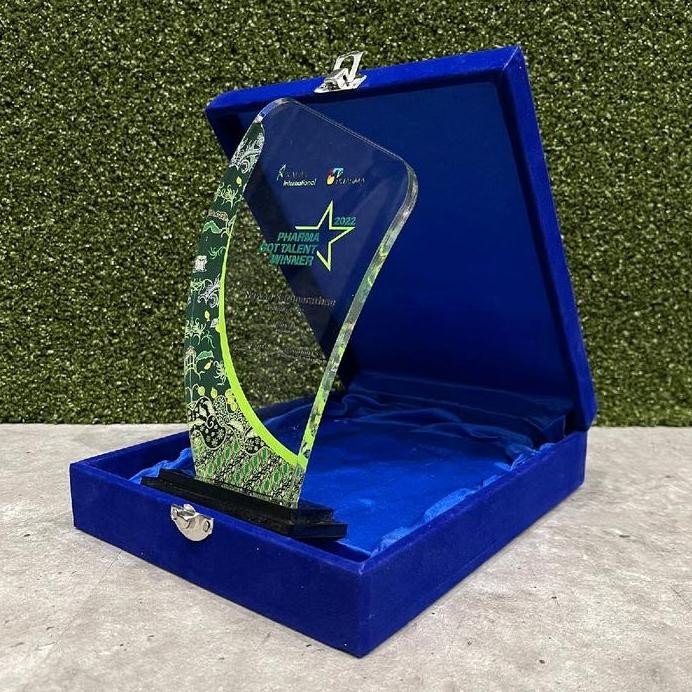 Baru Plakat Akrilik Custome, Plakat Akrilik Wisuda, Plakat Wedding, Plakat Magang, Trophy Kamar Tidu