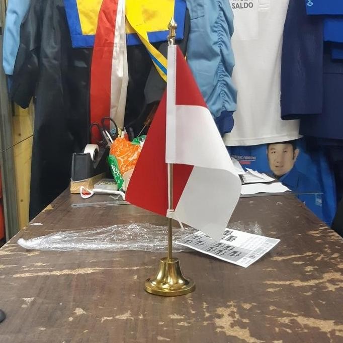 

Tiang bendera meja kuningan murah