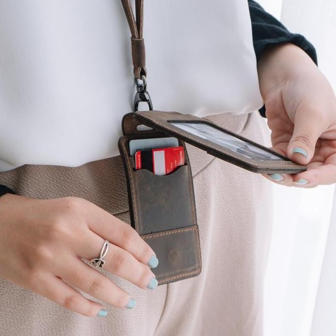 

Gantungan Id Card Kulit Sapi Crazy Horse Double Flip Magnet Sean Reven