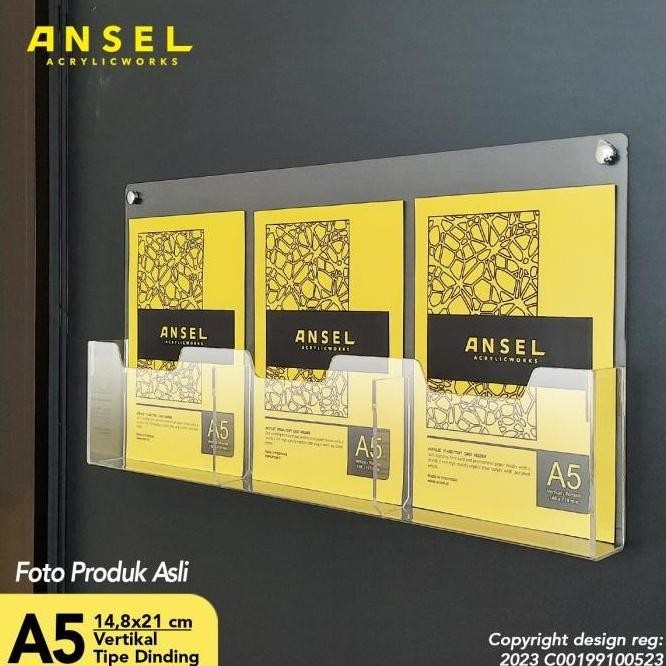 

NEW TEMPAT BROSUR AKRILIK DINDING GANTUNG HOLDER - 3 KANTONG A5 - TIPE D3