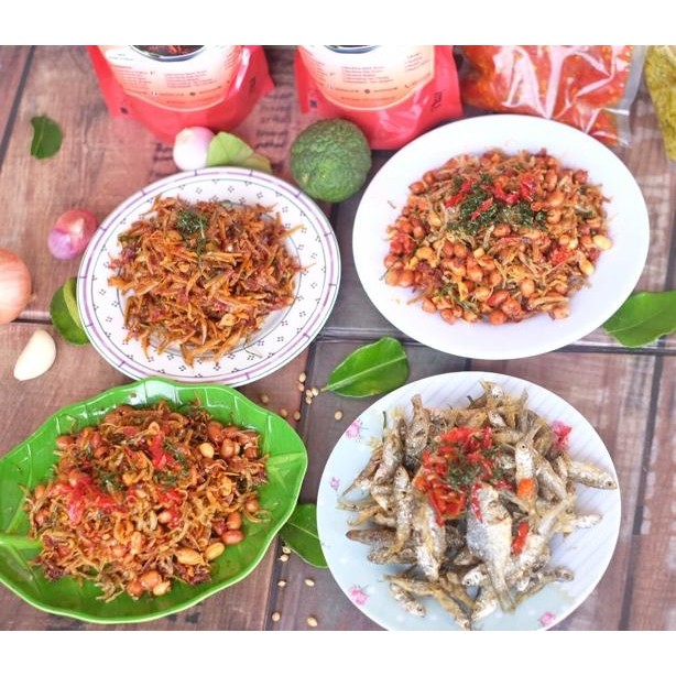 

SAMBALADO TERI KACANG - RENDANG UNI LILI