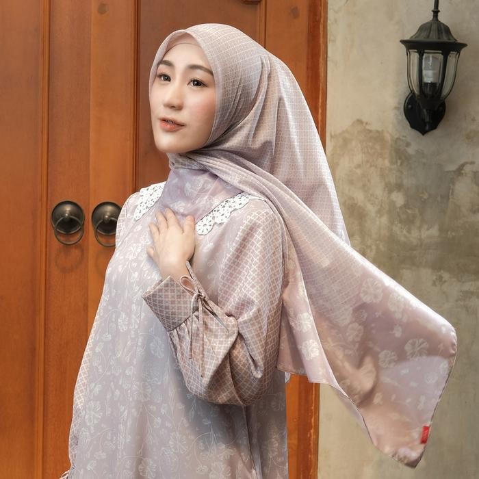 RHS ZOYA HIJAB SEGIEMPAT SHANUM SILHOUTTE SCARF