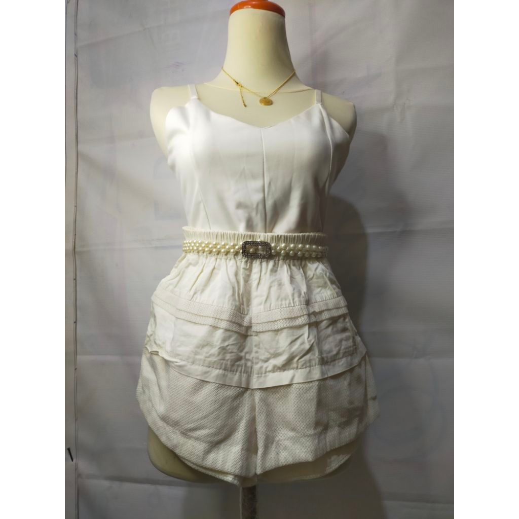 celana pendek warna putih