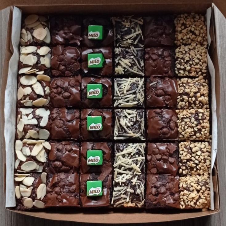 

Fudgy Brownies 20X20 Cm Topping Almond Segar