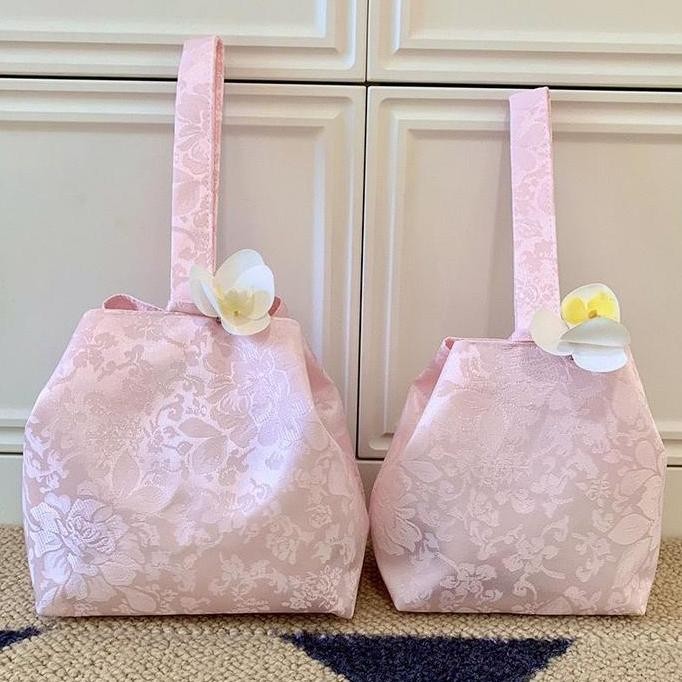 

Ready Pouch Hampers Gift Bag Premium | Tas Kantong Bingkisan Natal, Imlek & Lebaran