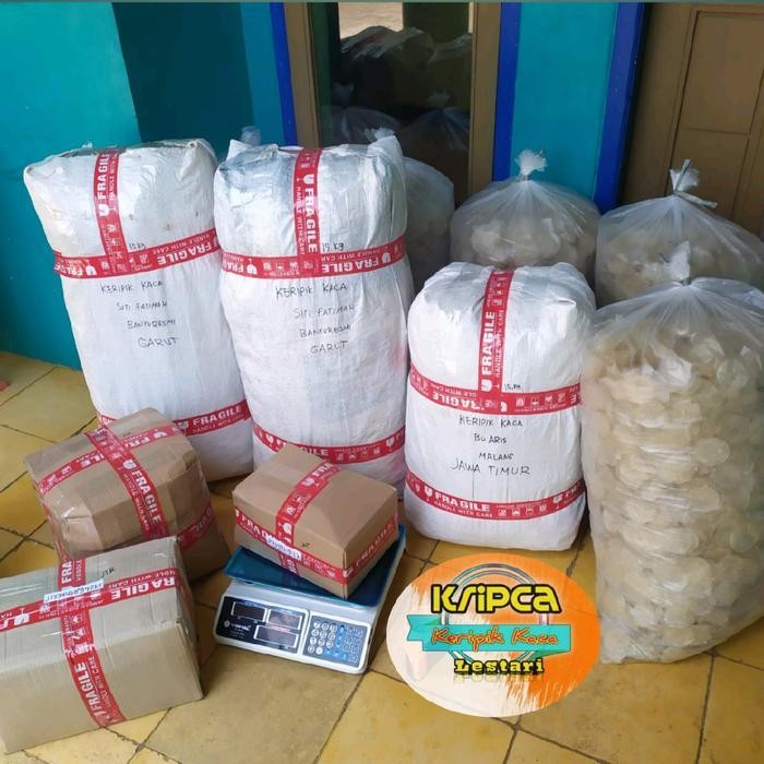

CCF Keripik Kaca 1 kg ( Bahan Mentah ) bening dan tipis harga Grosir langsung dari produsen Kripik Singkong