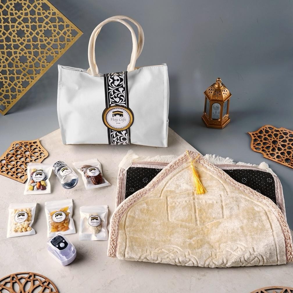 

Oleh Oleh Umroh Hampers Haji Arab Saudi Souvenir Bingkisan Sajadah Tebal Premium Hajj Gift Tas Unik