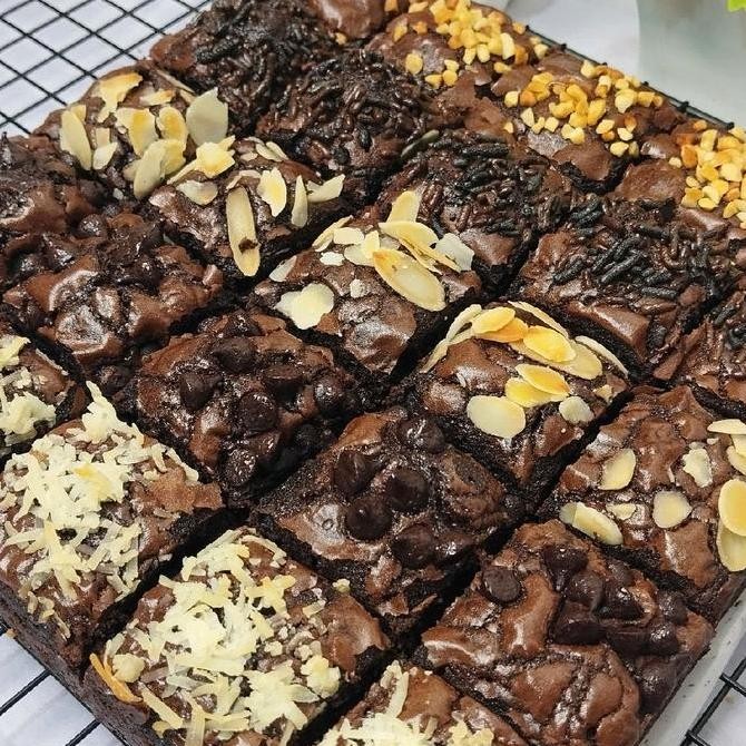 

JH8 BROWNIES FUDGY Panggang JAGAD FOOD Lembut, Nyoklat Banget isi 25 pcs Cokelat