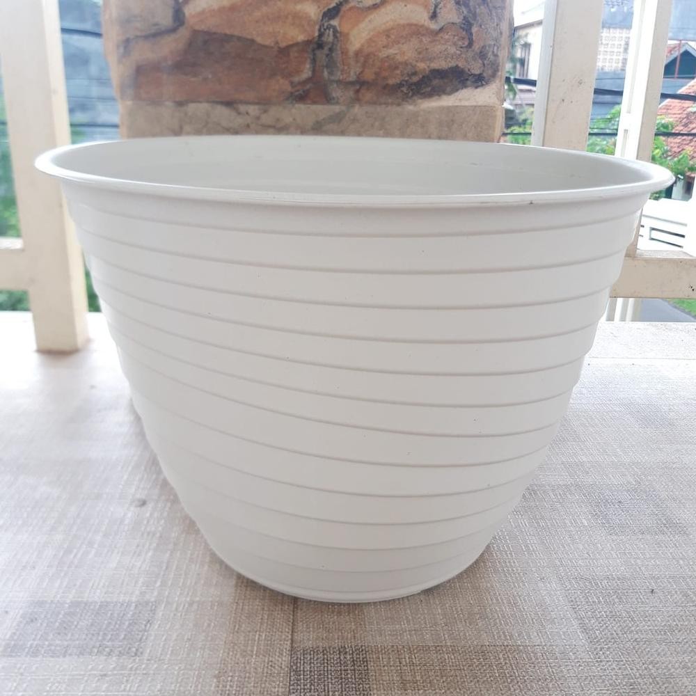 Pot Tawon 30 Guci Putih/ Pot Tulip 30/ Pot Motif Ulir 30 Cm Harga Grosir Murah Se Indonesia Best Sel
