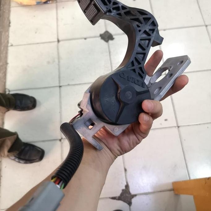 pedal gas untuk volvo fm440. asli volvo