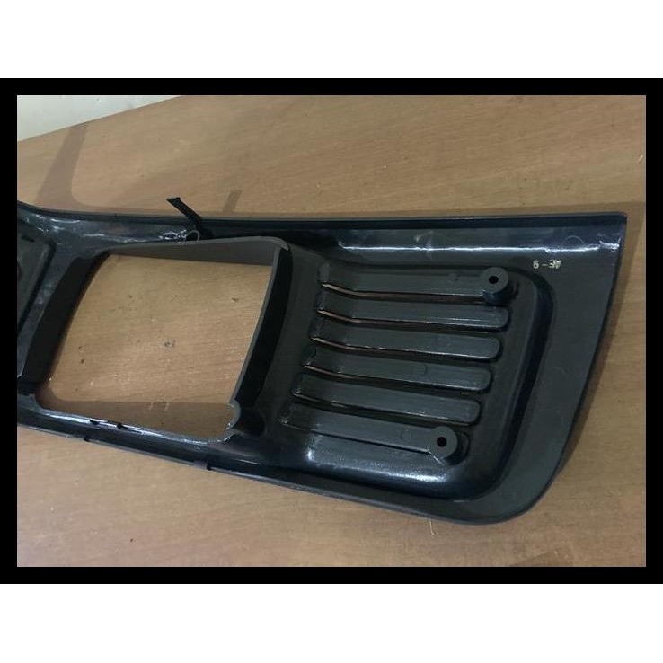DISKON GARNISH GRILL GRILLE COVER FRAME RING LAMPU DEPAN KANAN RH ZEBRA S89 1.3 1300CC 81730-87518-0