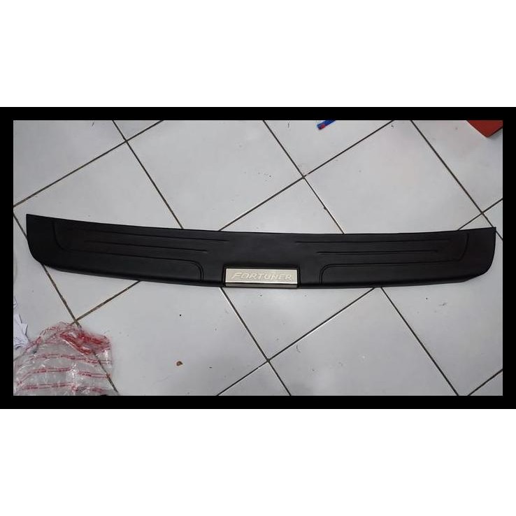 DISKON SILLPLATE BELAKANG FORTUNER 2004-2015 HITAM 