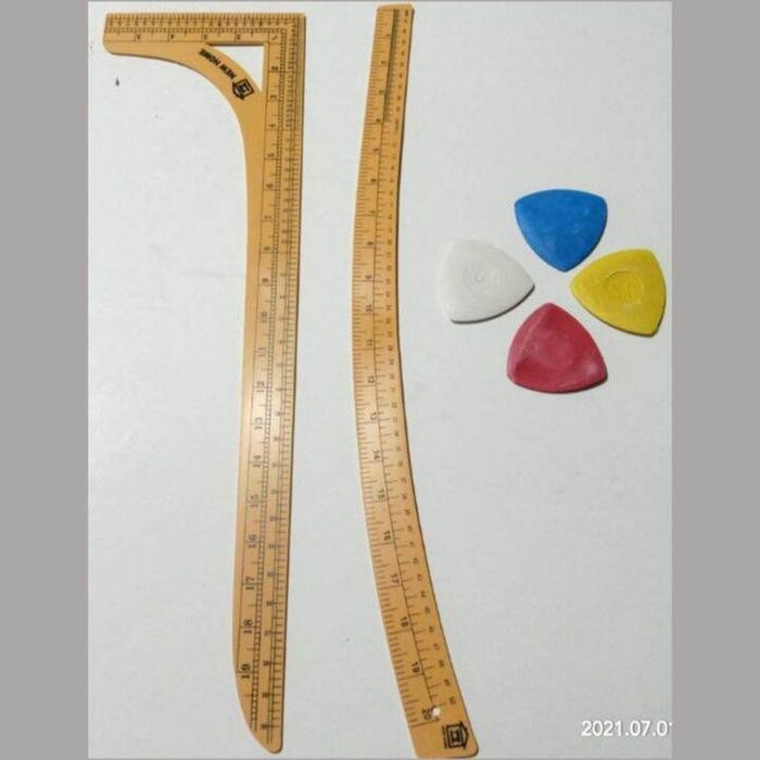 

Paket Penggaris Pola Jahit 2 Penggaris +Kapur 4 Warna / Penggaris Besar Pola Jahit / Penggaris Murah / Penggaris Pola