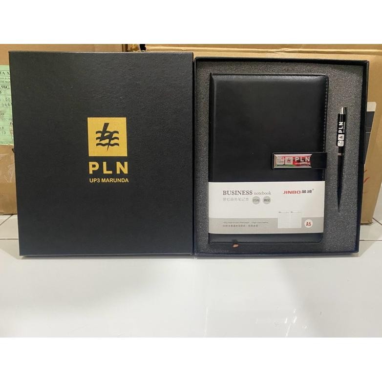 

FREE Custom Grafir Nama | Giftset Souvenir Eksklusif Notebook AG A5 Dan Pulpen | Hampers Mewah Event Perusahaaan Organisasi - Exclusive Giftset Nugi