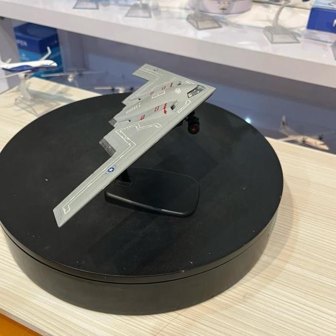 Miniatur Diecast  Pesawat Tempur Pembom Siluman B2 Spirit Bahan Full Bersih Panjang Sayap 30 Senti A