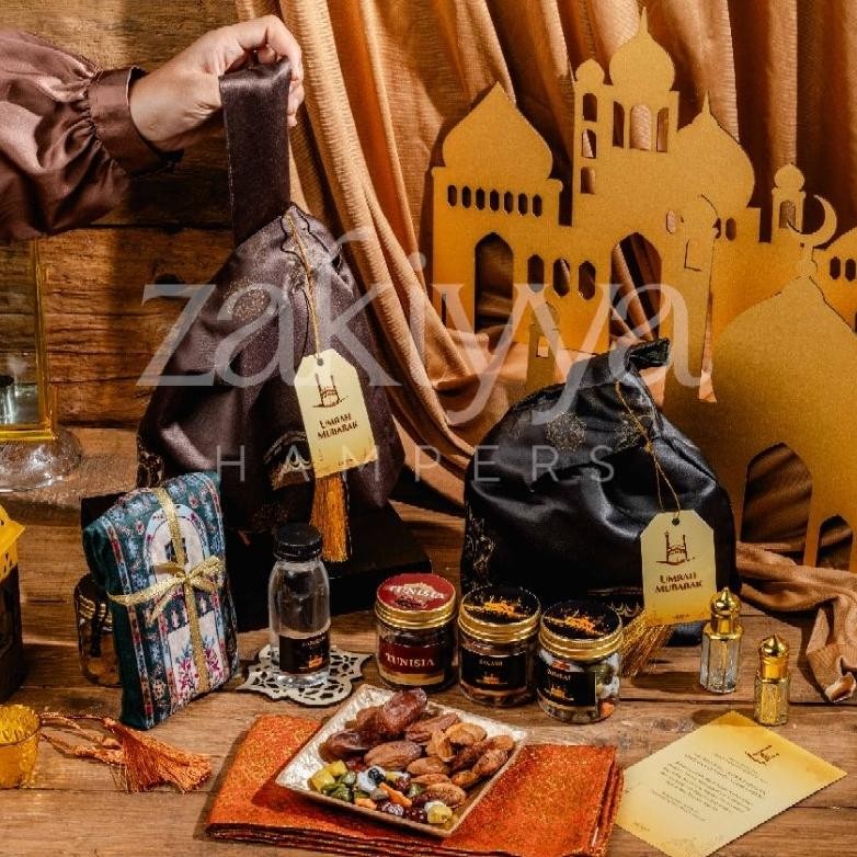 

Hampers Paket Oleh-Oleh / Souvenir Haji Dan Umroh Premium Paket Deluxe Satin Bag Lavender ( Tanpa Sajadah )