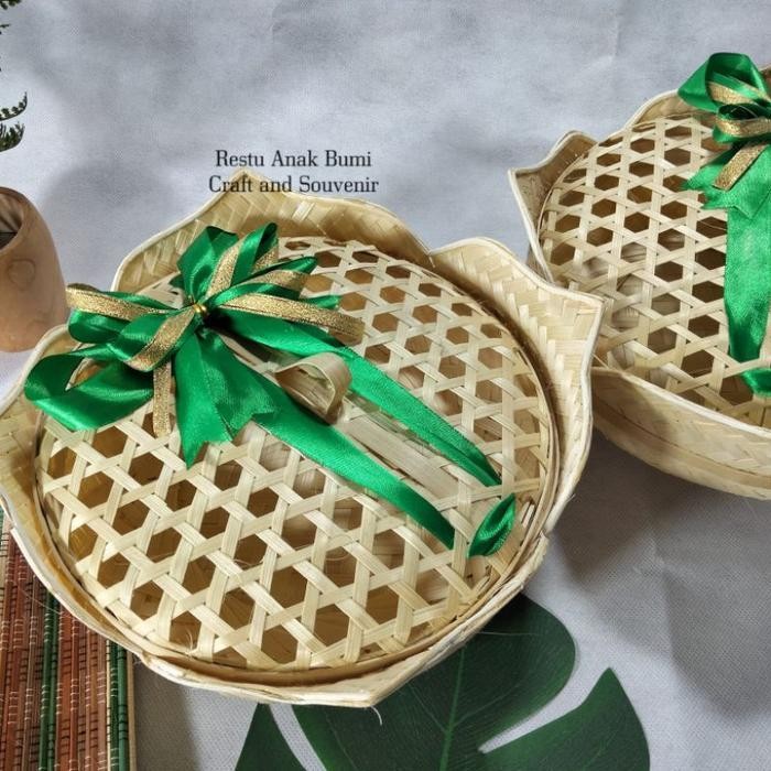 

IX teratai Dewi plus pita, wadah nasi, tempat kue keranjang, hampress, gift, tas bambu, keranjang bambu, jajanan, roti, kue kering, wadah nasi, hantaran, wadah kain, baju, kaos, kain, besek, sokase Merah