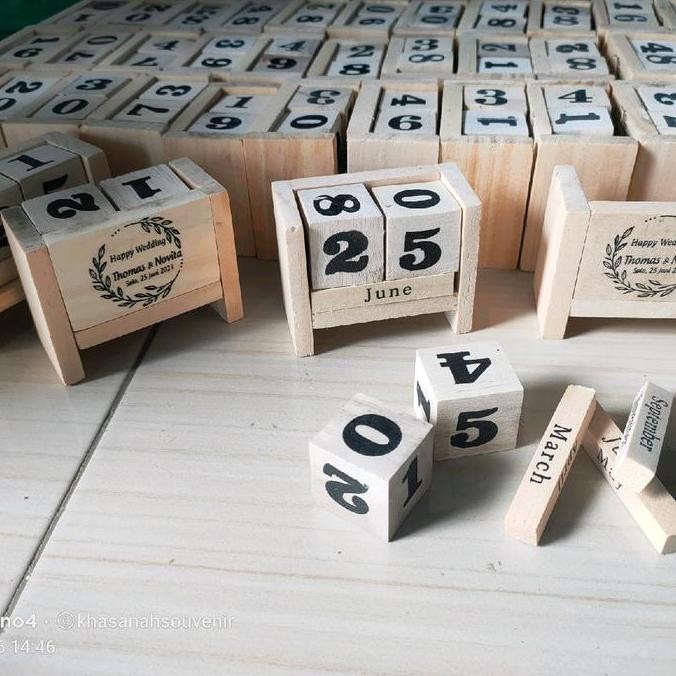 

20 Pcs Souvenir Kalender Abadi Balok Kayu Co