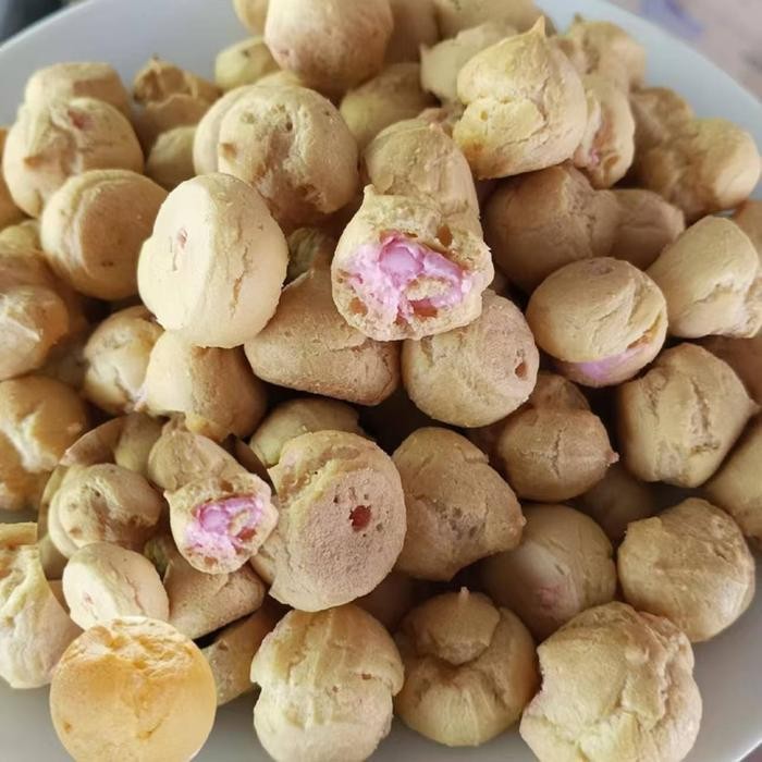 

Cri Soes Coklat Stroberi 500G/1Kg Kue Sus Kering Lsi Coklat Strawberry Crisps & Puffed Snacks Chocolate Snacks Kue Soes Kering Food Makanan Manis Camian Enak Snack Cemian Simpan Pada Suhu Kamar Crispy Toples Cookies Cemilan