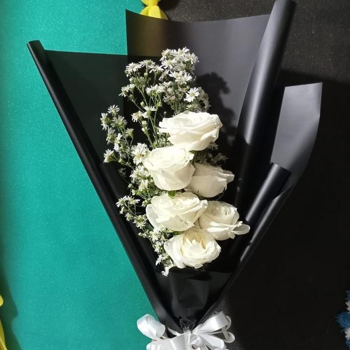buket wisuda | hand bouquet mawar putih | mawar fresh