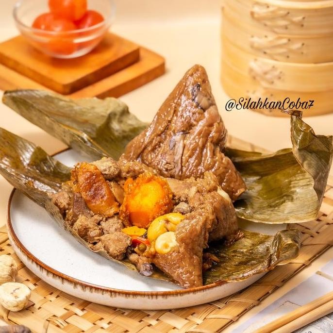 

Bak Cang/ Ba Cang Ketan Daging Babi & Telur Asin