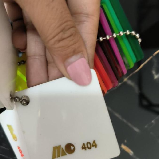 

Potongan Akrilik Bahan 5Mm Kapur 65X70 New Stok